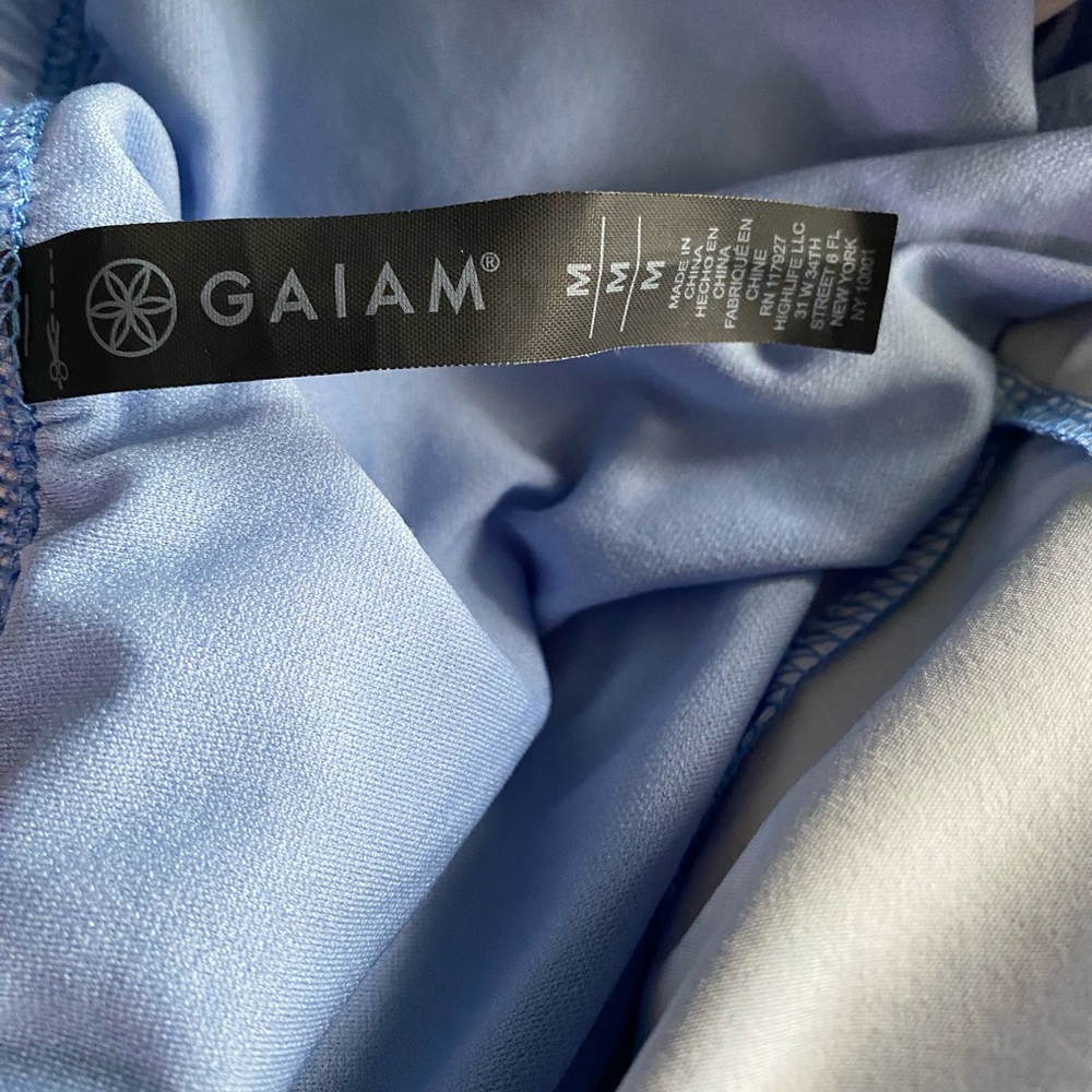 💕💕Gaiam Athletic Four Way Stretch Woven Shorts, Medium, Tie Dye Print, Mesh Trim - Picture 3 of 8